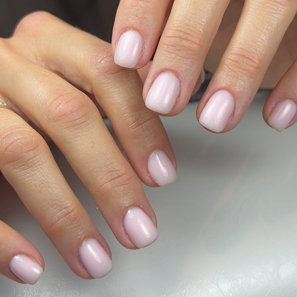 Gainage sur ongles naturels réalisé par Haloa Institut